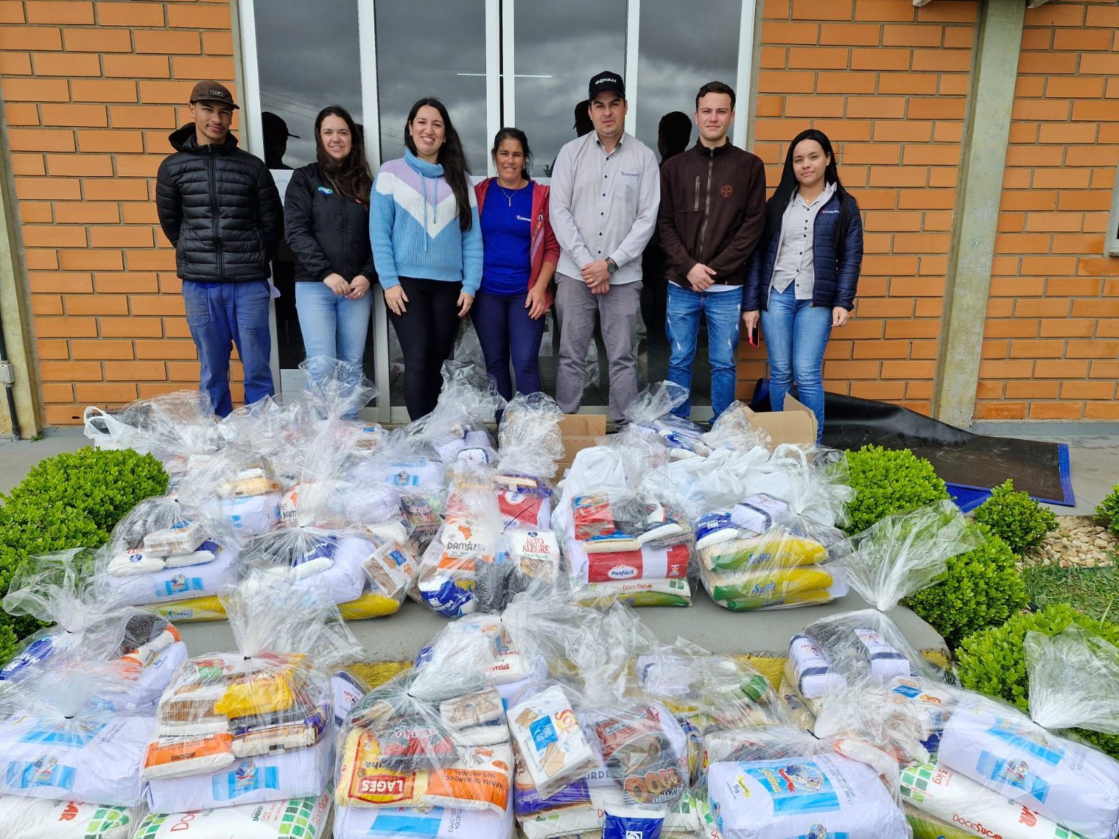 Mais de 1,5 tonelada de alimentos arrecadados pela Família Coocam