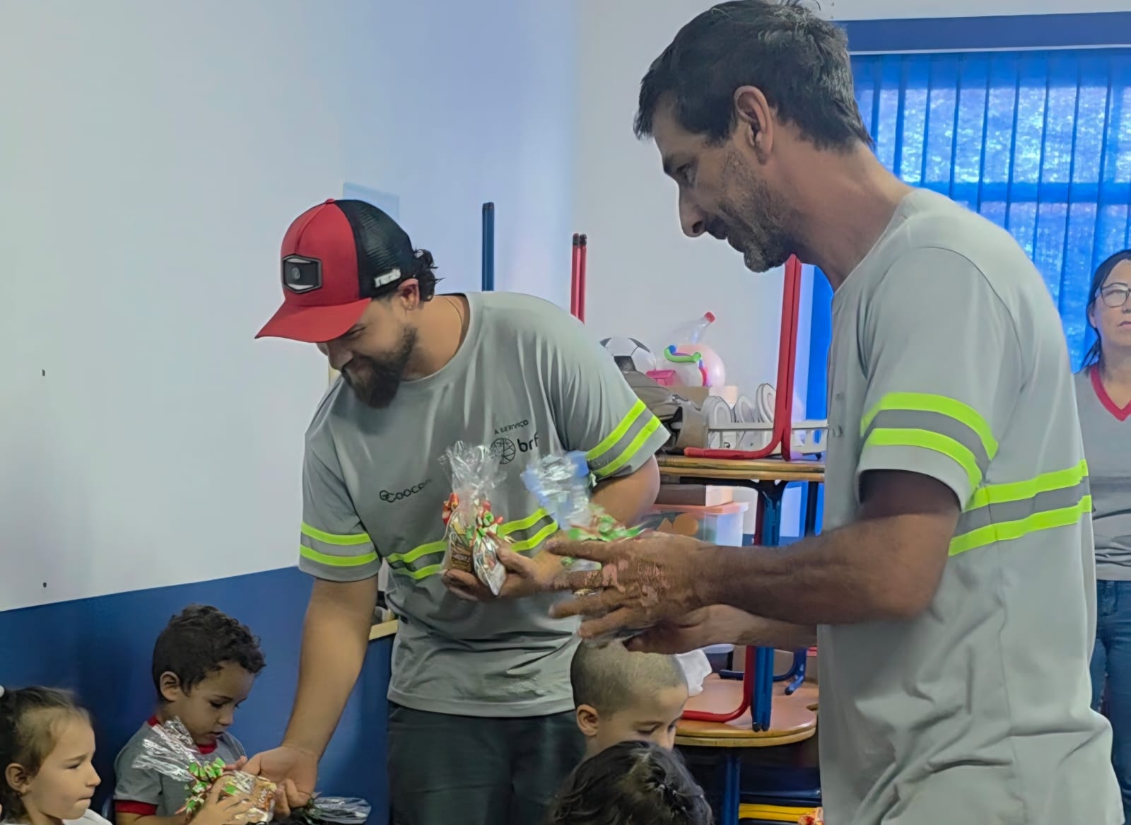 Coocam leva Páscoa solidária a crianças por meio do programa GIF da BRF Coocam leva Páscoa solidária a crianças por meio do programa GIF da BRF