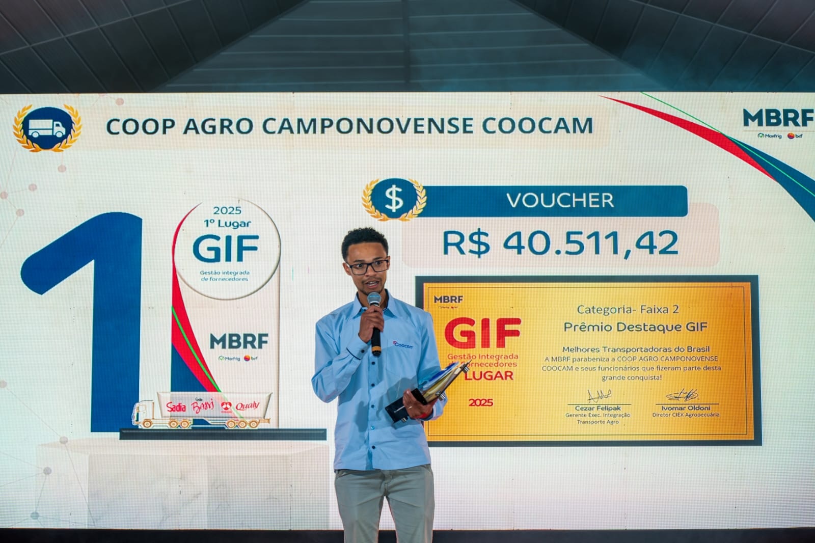 Coocam conquista prêmio máximo e reafirma excelência no transporte agropecuário