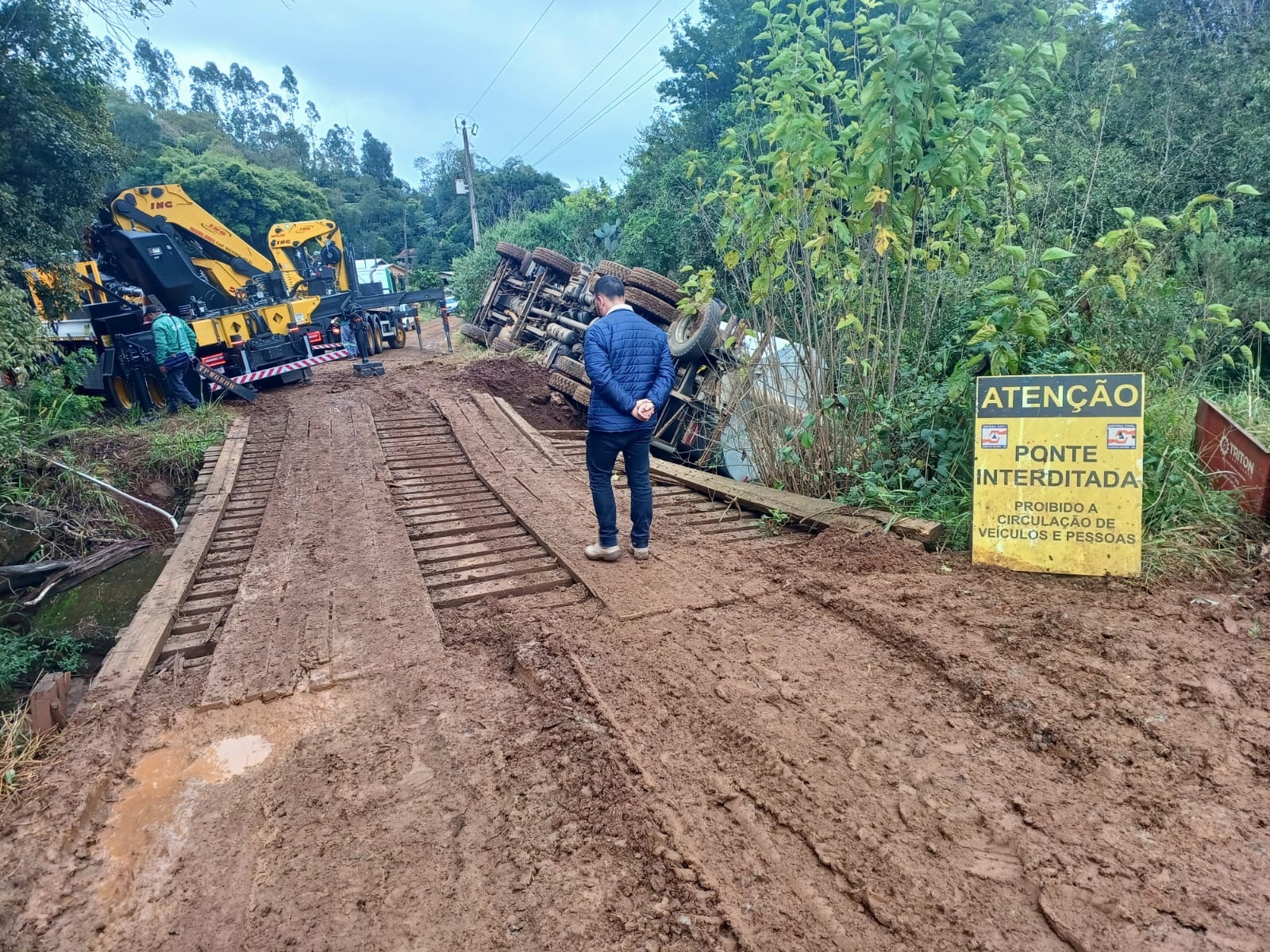 Coocam esclarece circunstâncias da ocorrência envolvendo um caminhão da cooperativa. Acidente expõe importância da sinalização antecipada em estradas do interior. 
