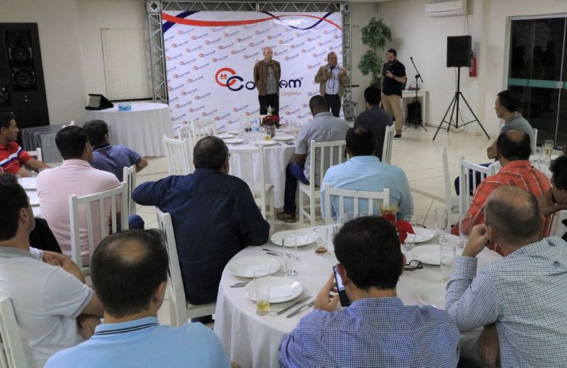 Coocam homenageia colaboradores por tempo de serviço