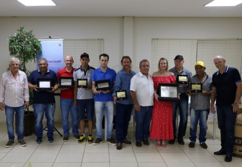 Colaboradores da Coocam são homenageados por tempo de serviço