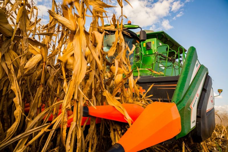 Máquinas agrícolas em via pública precisam estar registrada