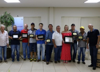 Colaboradores da Coocam são homenageados por tempo de serviço