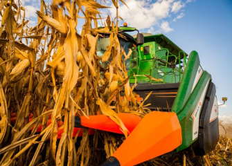 Máquinas agrícolas em via pública precisam estar registrada