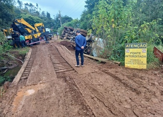 Coocam esclarece circunstâncias da ocorrência envolvendo um caminhão da cooperativa. Acidente expõe importância da sinalização antecipada em estradas do interior. 