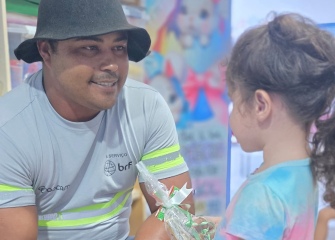 Coocam leva Páscoa solidária a crianças por meio do programa GIF da BRF