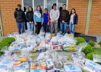 Mais de 1,5 tonelada de alimentos arrecadados pela Família Coocam